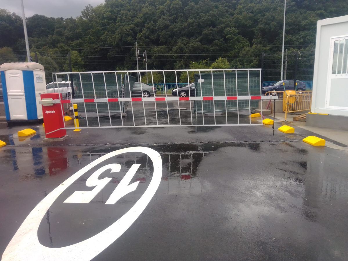 Barrera automática de acceso a parking